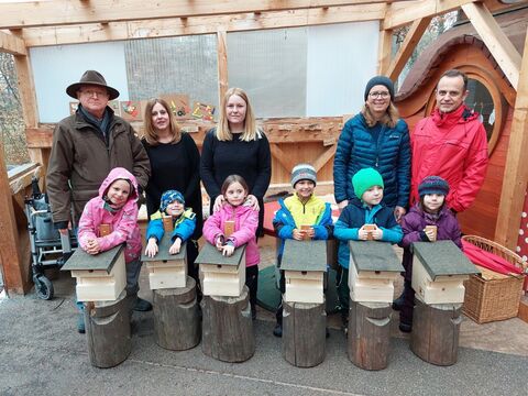 Die kleinen Trolle des Gailinger Waldkindergartens finden die neuen Meisen-Nistkästen einfach nur toll. Das finden auch die „Großen“ (v.l.n.r.) Rolf Gloning, Andrea Grimm, Johanna Persson, Alexandra Müller-Mengis und Lothar Binder. Bild: Kranz